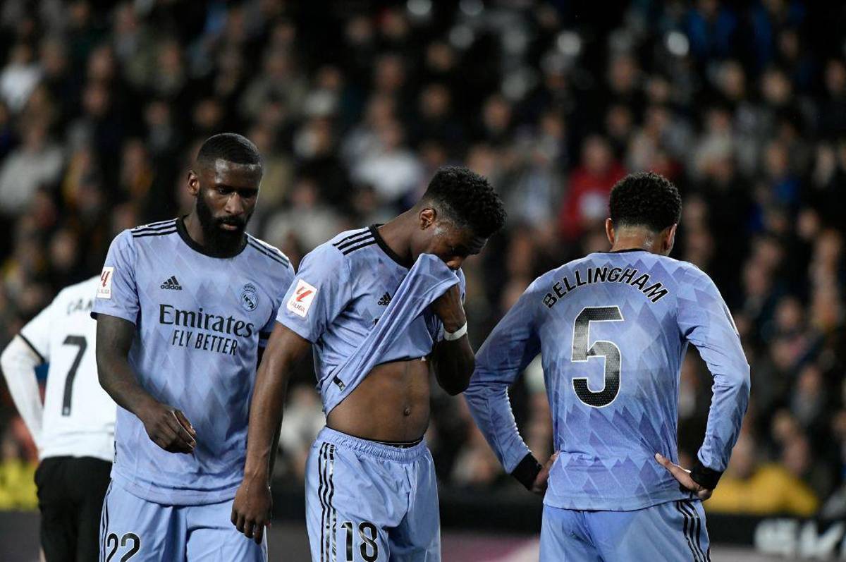 El ‘robo’ de Gil Manzano al Real Madrid, la terrible lesión de Diakhaby y la bronca que tuvo Vinicius con el Valencia en Mestalla