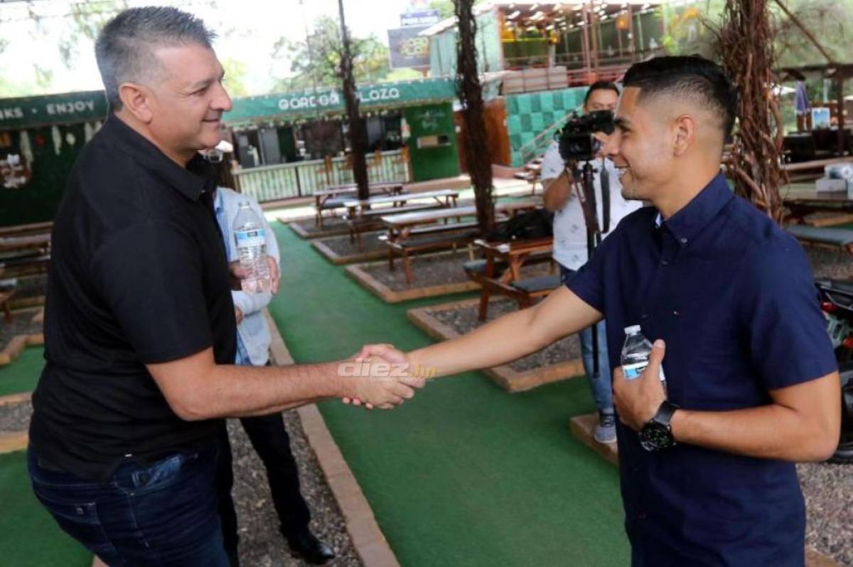 Previo a la entrevista en Plaza Garden en Valle de Ángeles, Carlos Pineda compartió con Diego Vázquez, rival por múltiples años cuando el argentino dirigía al Motagua.