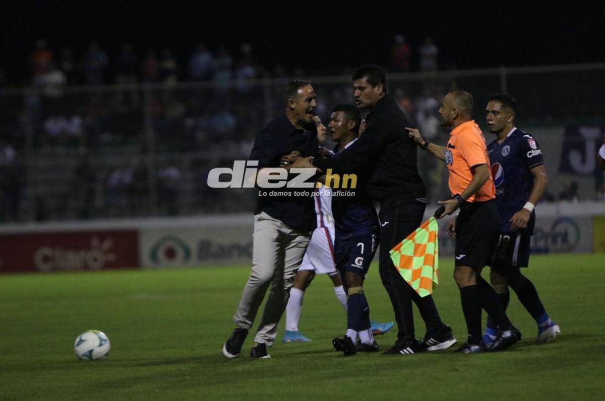 Fotos: La “Tota” Medina fue a encarar al árbitro, aficionados lanzan de todo y ¿dónde terminó viendo el juego el DT de Motagua?