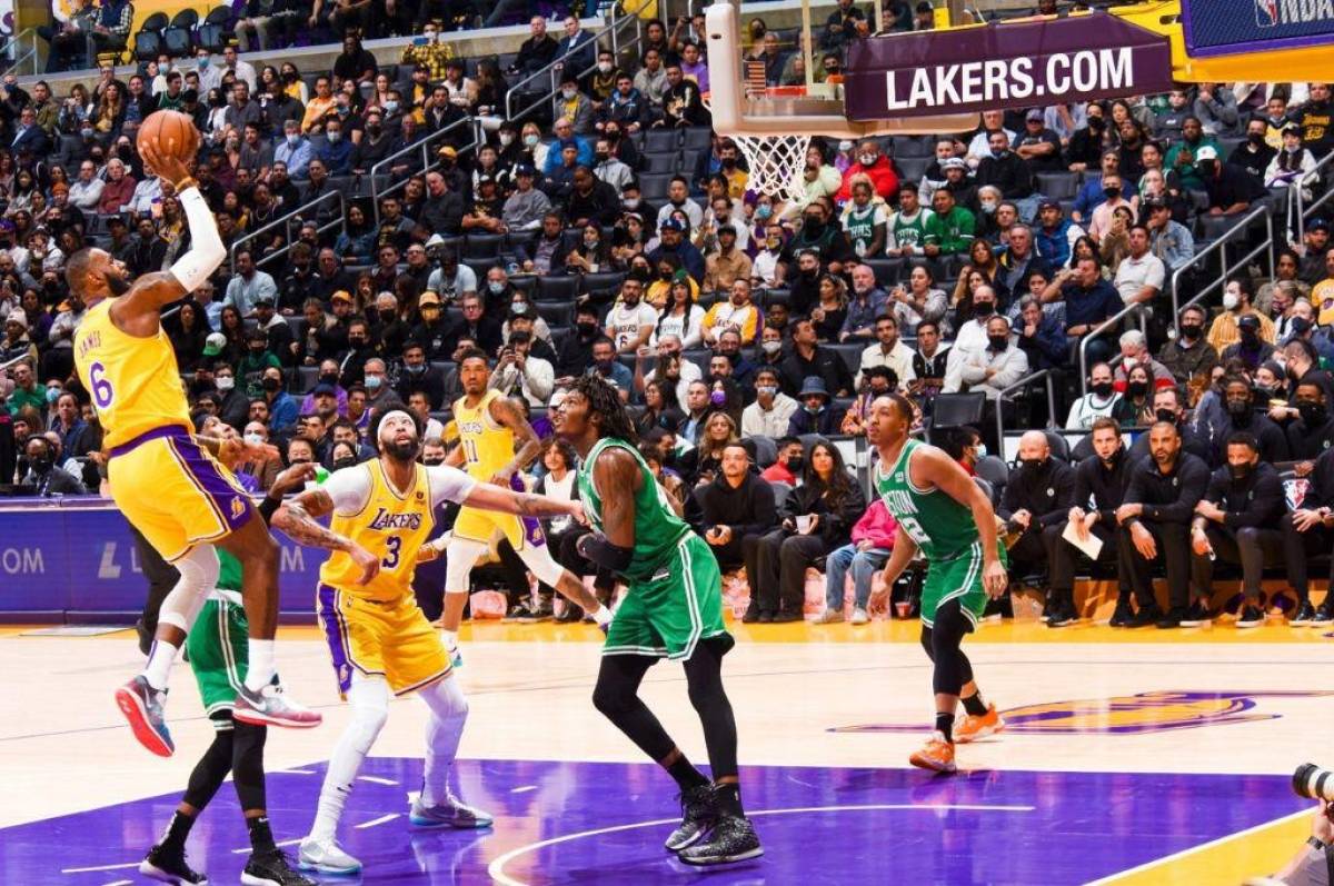 LeBron James anotando un doble para los Lakers.