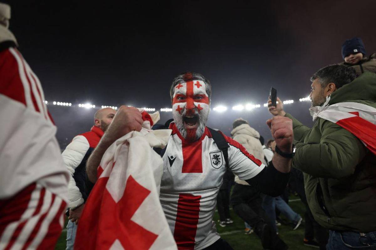 Invasión, lágrimas y locura total: La celebración de Georgia tras clasificar a la Eurocopa por primera vez en su historia