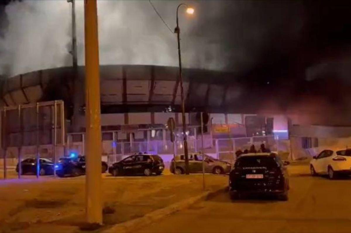 No aguantan perder: hinchas de equipo italiano incendian el estadio del rival tras caer en el CLÁSICO; tiraron piedras a los bomberos