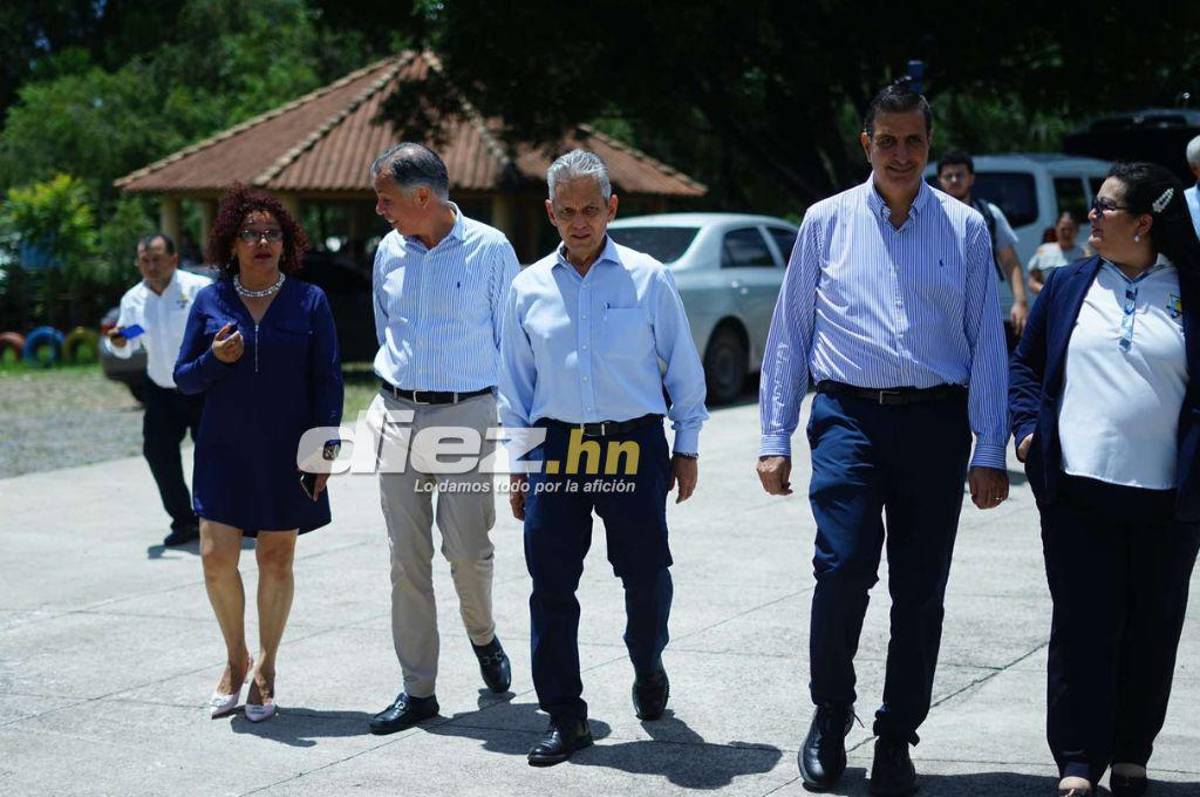 Reinaldo Rueda y directivos de la Federación de Honduras vivieron momentos especiales con niños del Instituto Juana Leclerc