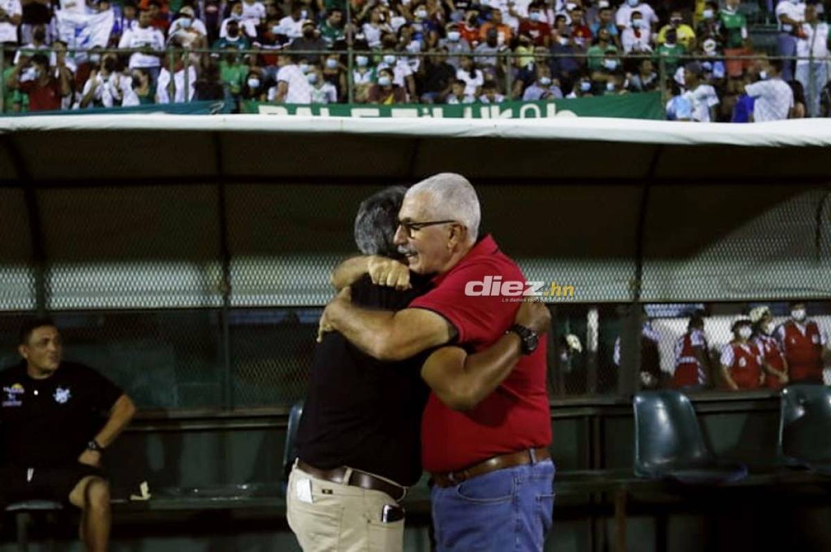 El tremendo abrazo que Primi Maradiaga y Manolo Keosseián se dieron antes del inicio del partido.
