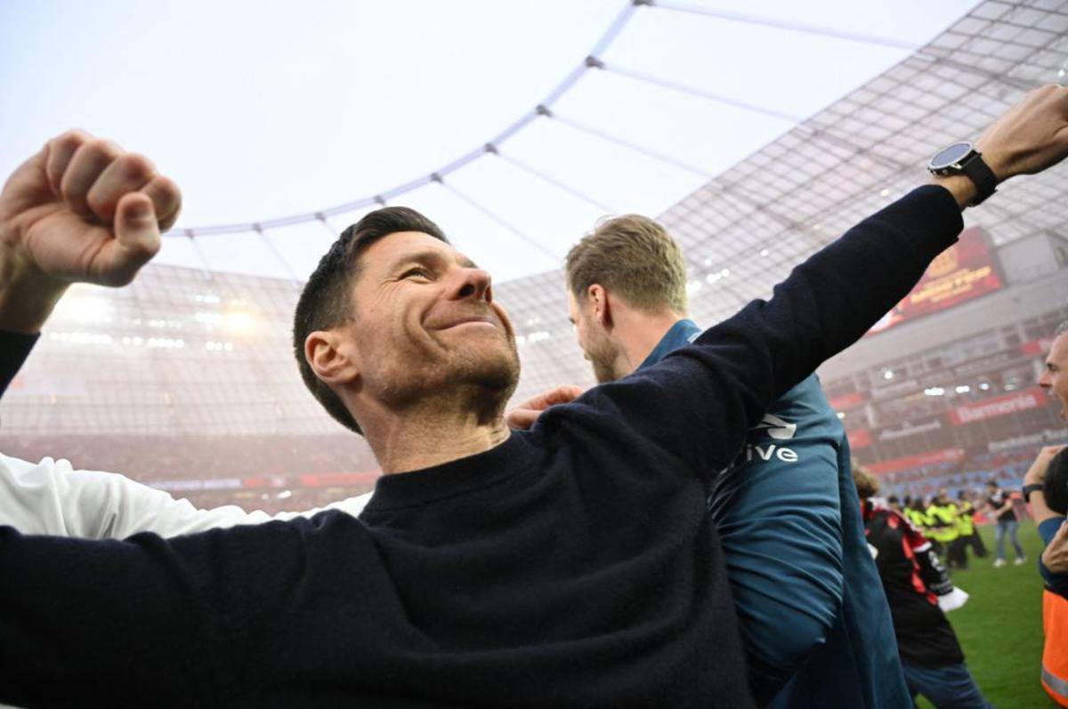 Fotos: Xabi Alonso se ‘hunde’ en el alcohol y la loca invasión de la afición del Bayer Leverkusen tras quedar campeones