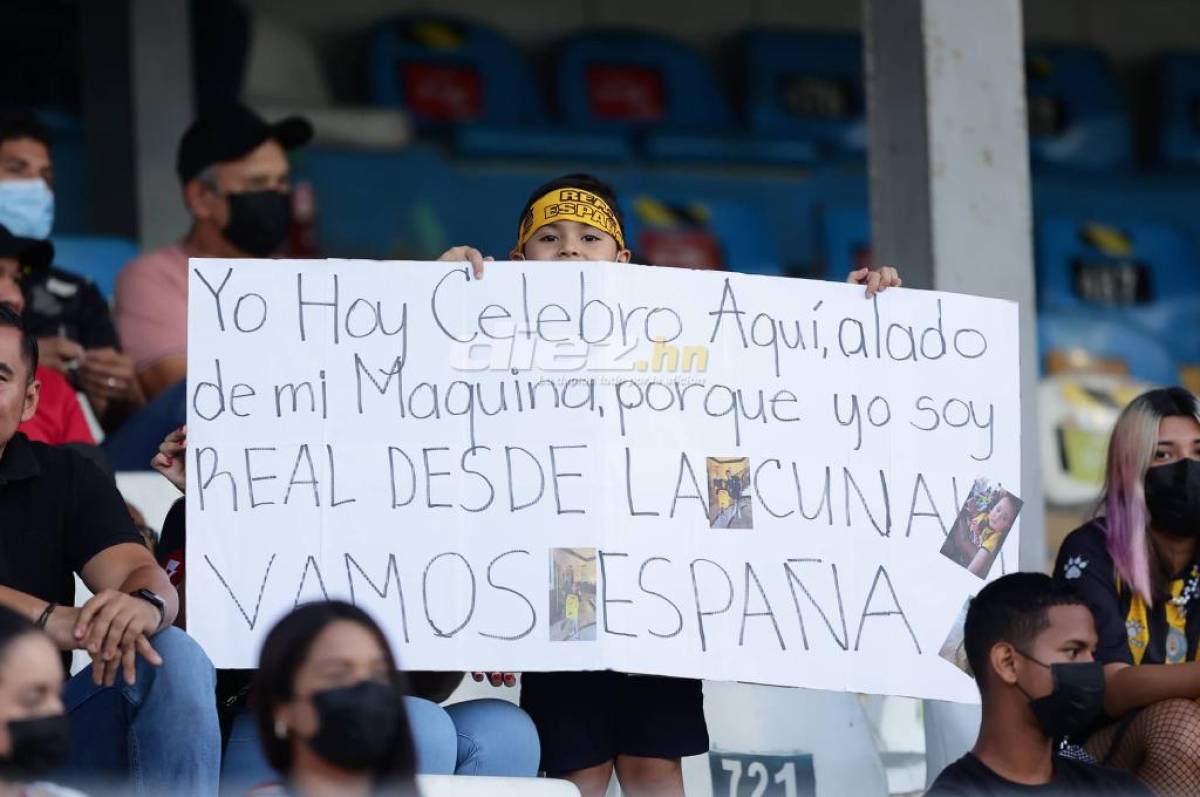 La pancarta que sostiene un joven fanático en el sector de silla en el Morazán.
