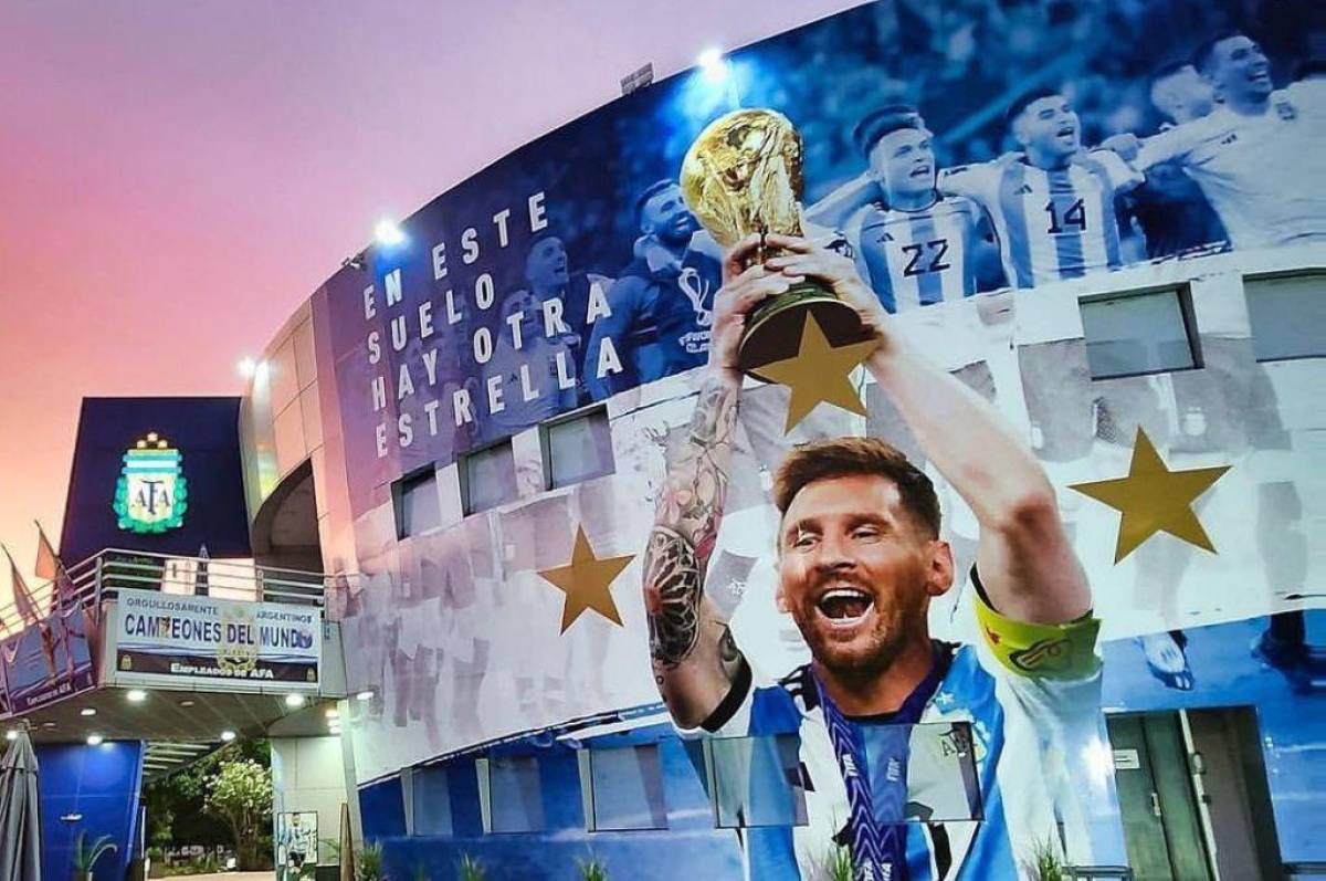 Leo Messi y sus ‘muchachos’ ya están en Argentina: El increíble mural y trapo para la ‘Pulga’ y la nueva camisa de la Albiceleste