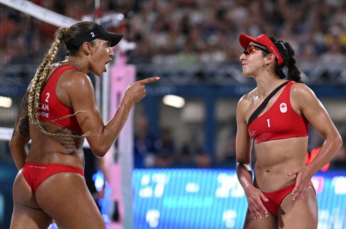 El llamativo contraste de la vestimenta en el voleibol de playa en los Juegos Olímpicos París 2024