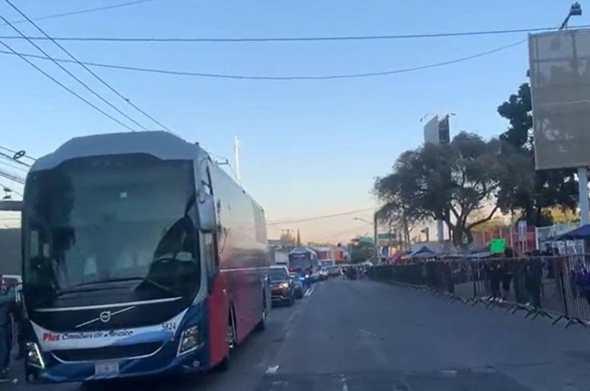¡Locura merengue! Afición del Olimpia comienza a “pintar” el estadio Jalisco y esposa de futbolista del Atlas sorprende con mensaje en pancarta