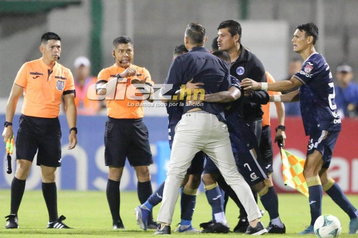 Fotos: La “Tota” Medina fue a encarar al árbitro, aficionados lanzan de todo y ¿dónde terminó viendo el juego el DT de Motagua?