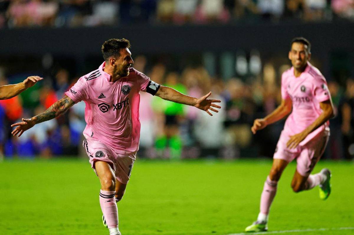 Así fue el debut de Messi con el Inter Miami ante Cruz Azul: Abrazo con una leyenda, el gesto del capitán y golazo de tiro libre