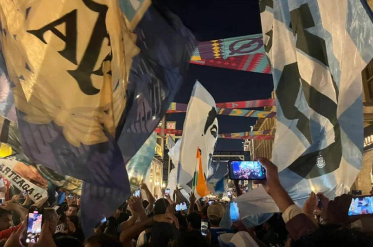 Multitudinario banderazo argentino en Qatar: los hinchas alientan a la selección previo al partido contra México