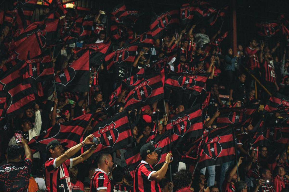 Alajuelense campeón: El hondureño que viajó 24 horas para ver a Alex López y el récord ÚNICO del ‘11’ en Centroamérica