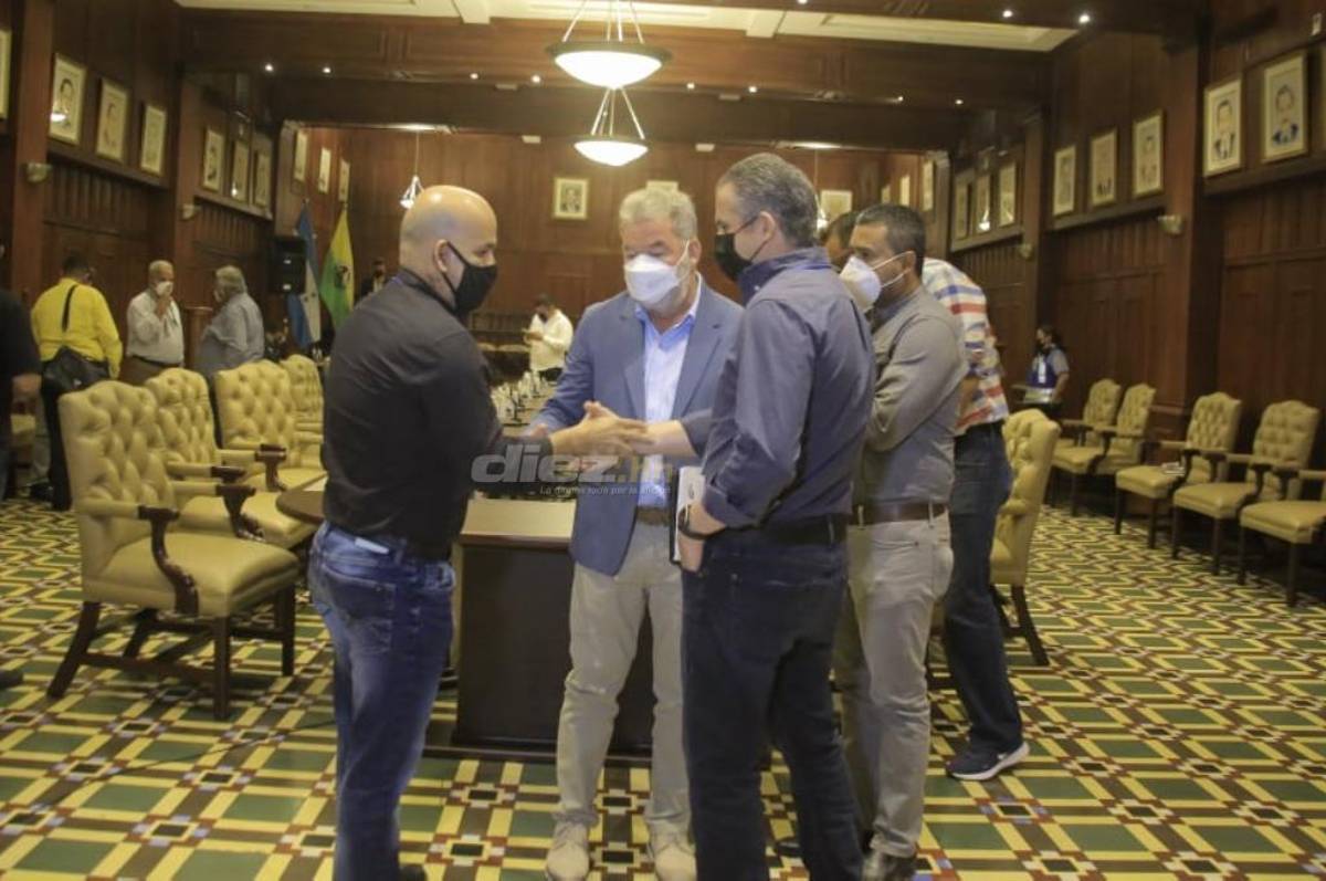 Presidentes del Real España y Marathón como pocas veces visto, el sorpresivo invitado y la confensión del alcalde