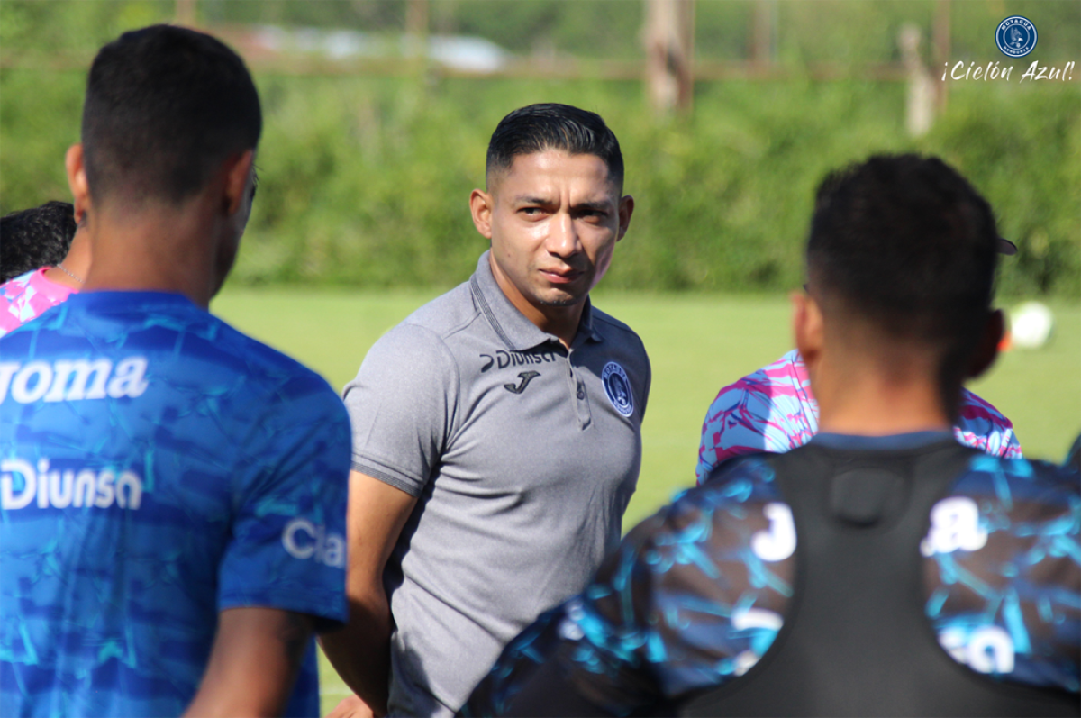 Emilio Izaguirre ya disfruta su nuevo cargo como director deportivo de Motagua: “deseaba retirarme y tener una oportunidad rápido para no enfriarme”