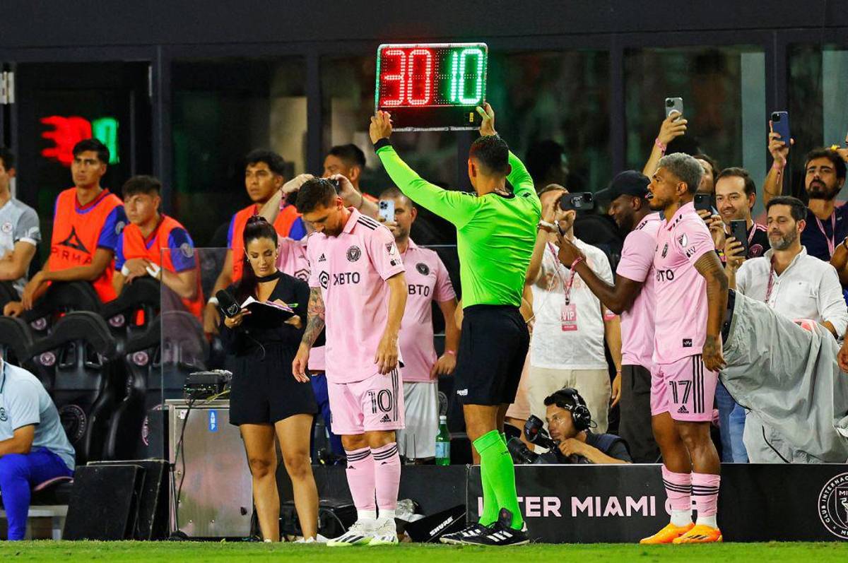 Así fue el debut de Messi con el Inter Miami ante Cruz Azul: Abrazo con una leyenda, el gesto del capitán y golazo de tiro libre