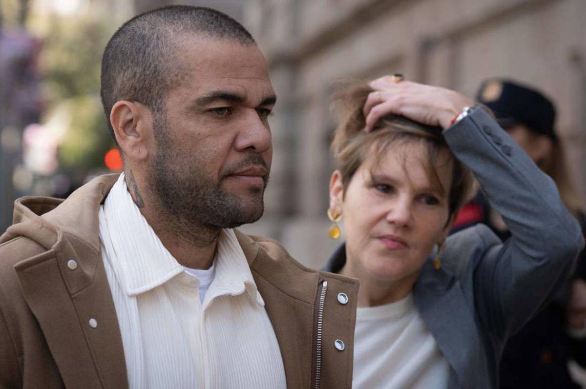 Dani Alves sale de su mansión por primera vez: su nueva pareja inseparable y lo que le gritaban en la calle