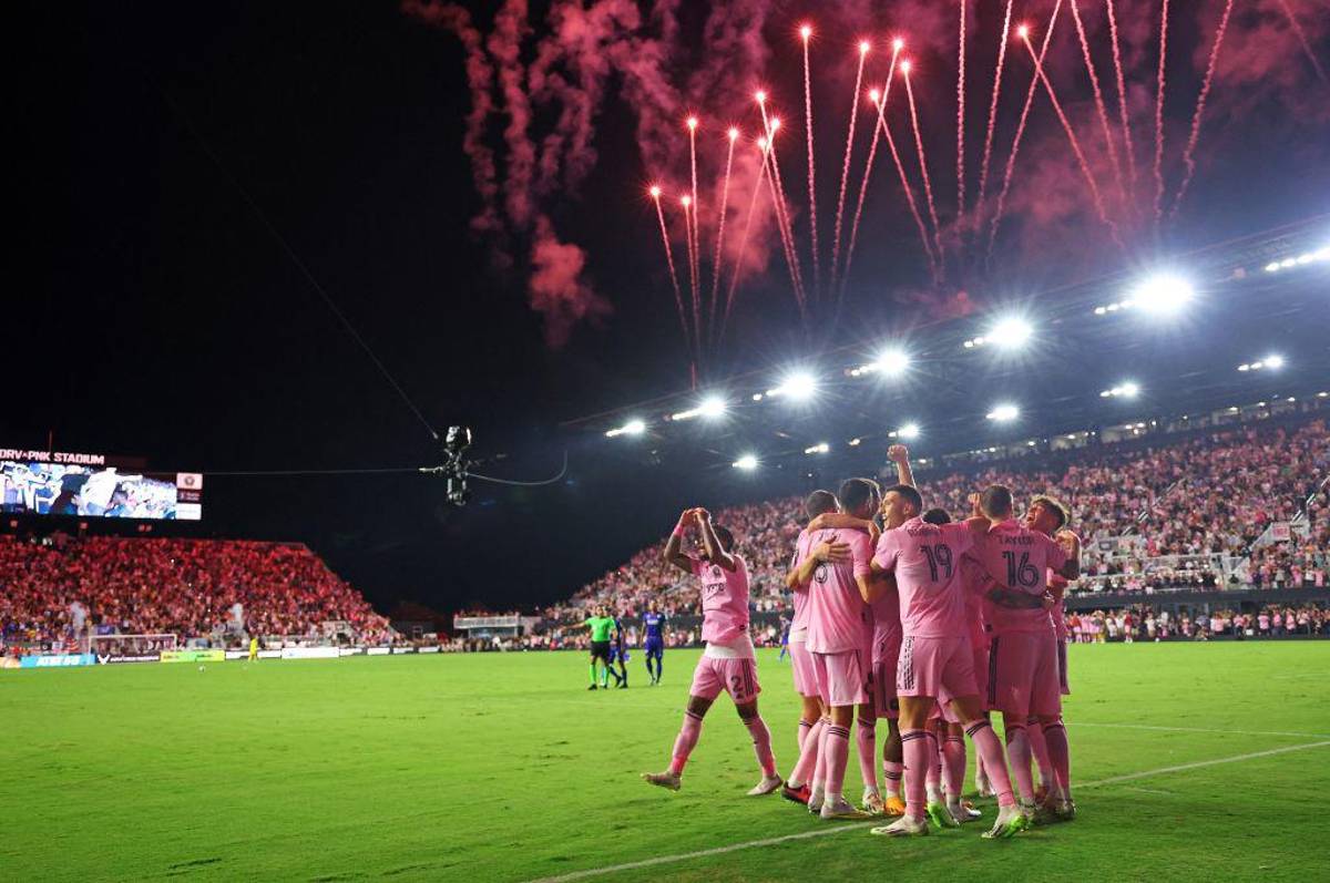 Así fue el debut de Messi con el Inter Miami ante Cruz Azul: Abrazo con una leyenda, el gesto del capitán y golazo de tiro libre