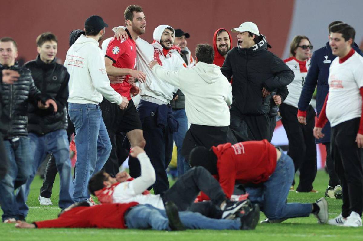 Invasión, lágrimas y locura total: La celebración de Georgia tras clasificar a la Eurocopa por primera vez en su historia