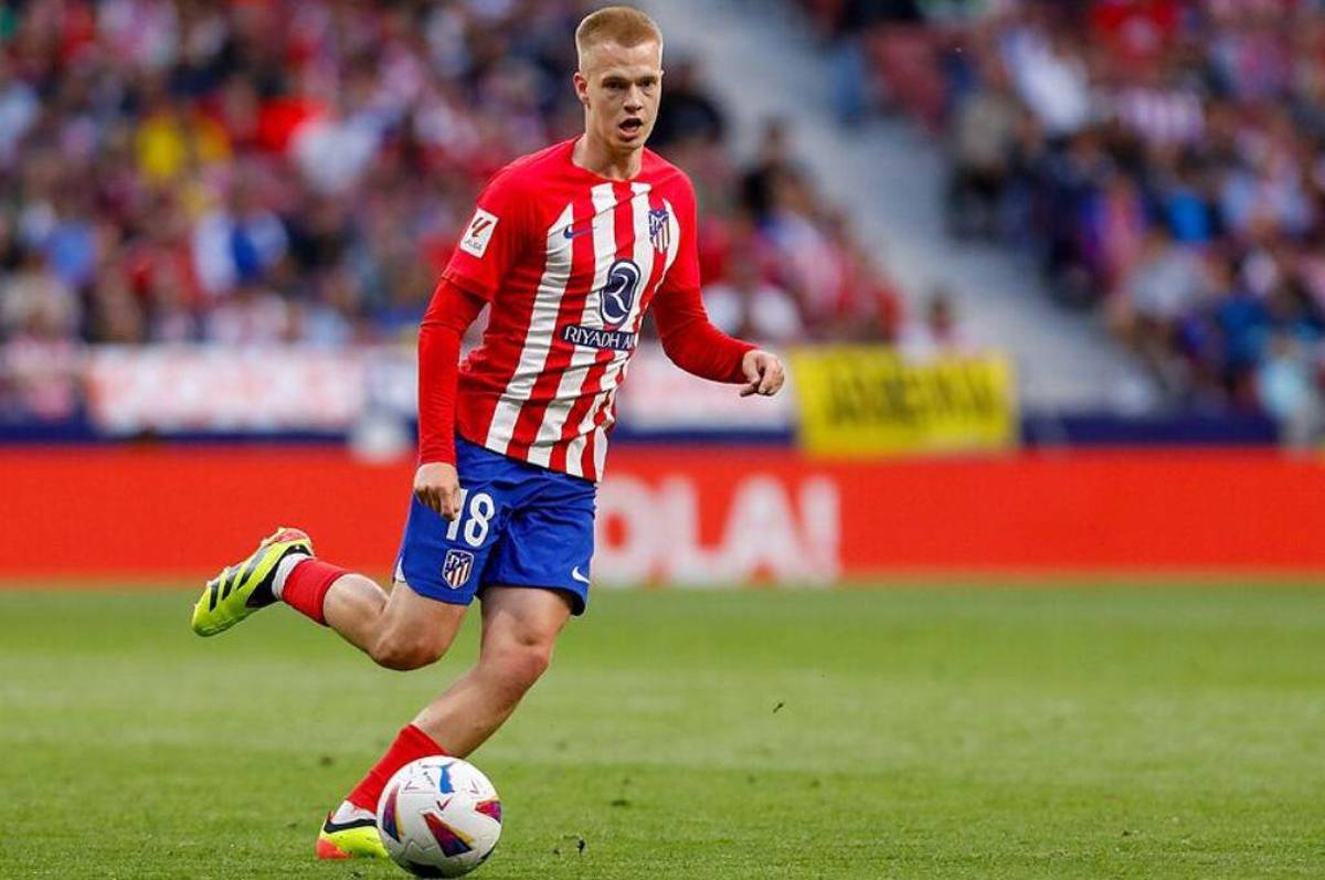 Barcelona cierra el fichaje de un extremo; James jugará la próxima semana y Santi Giménez llegará a la Premier por 33 millones