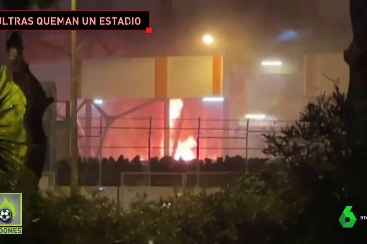No aguantan perder: hinchas de equipo italiano incendian el estadio del rival tras caer en el CLÁSICO; tiraron piedras a los bomberos
