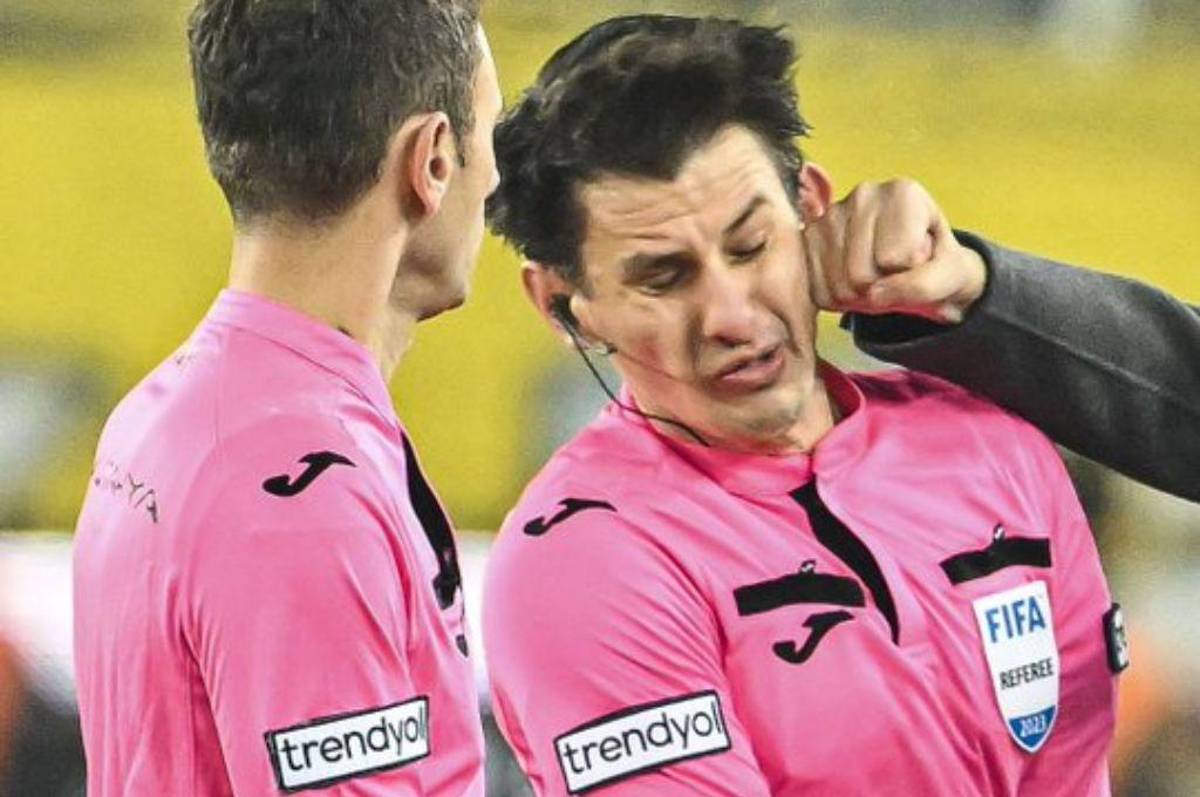 Con el ojo morado y pateado en el suelo: así quedó el árbitro tras ser golpeado por el presidente y jugadores de un equipo turco
