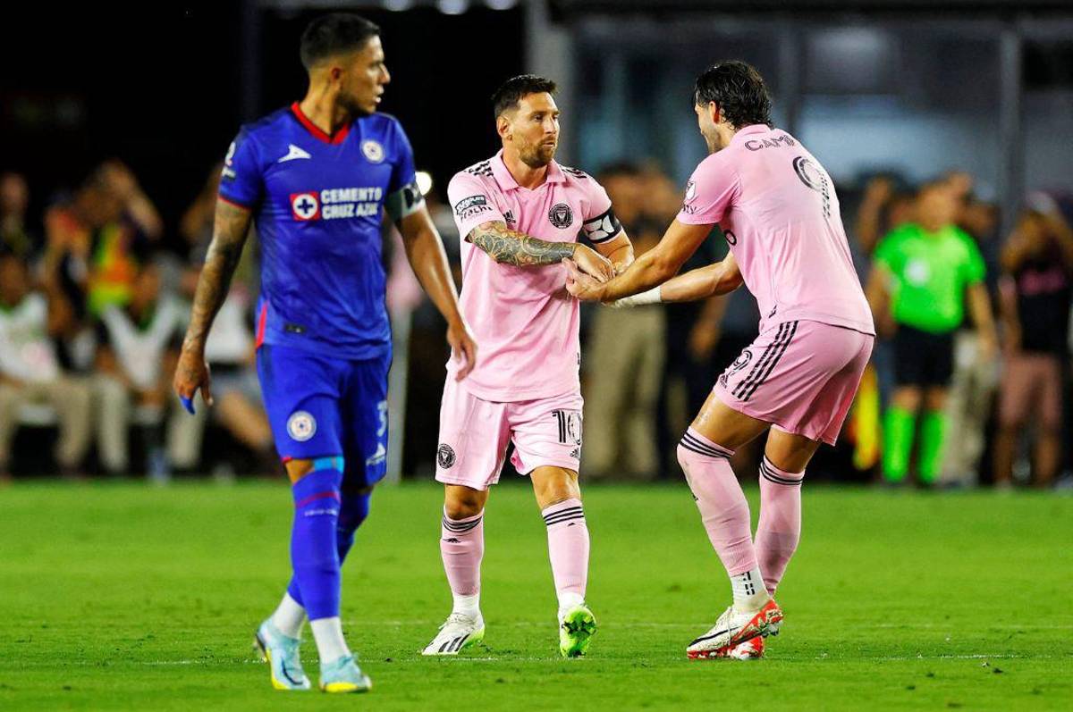 Así fue el debut de Messi con el Inter Miami ante Cruz Azul: Abrazo con una leyenda, el gesto del capitán y golazo de tiro libre