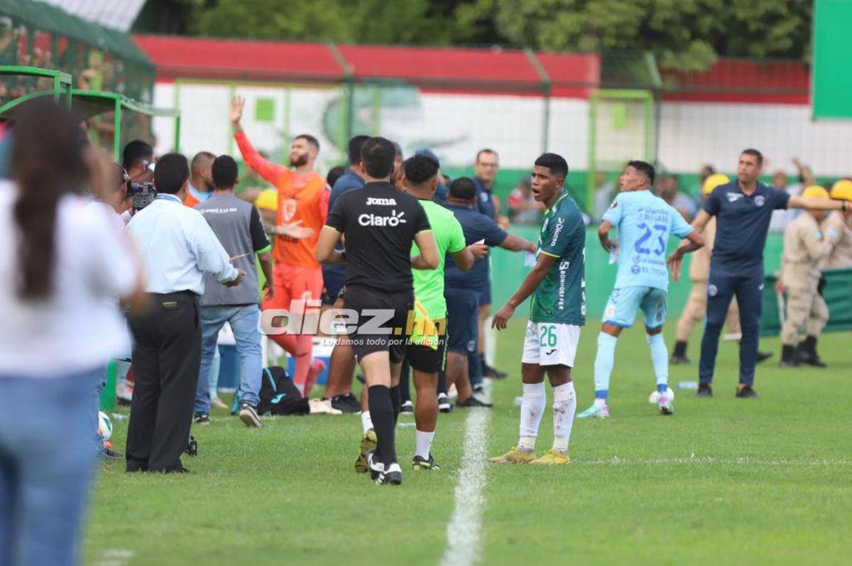 Lo que no se vio en TV: Tristeza y llanto en Marathón, a Diego Vázquez le tiraron de todo y así reaccionó el DT de Motagua