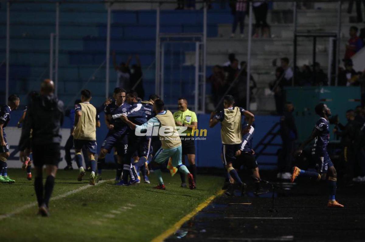 Con mucha euforia celebraron los jugadores de Motagua el gol ante Olimpia. Foto: Andro Rodríguez