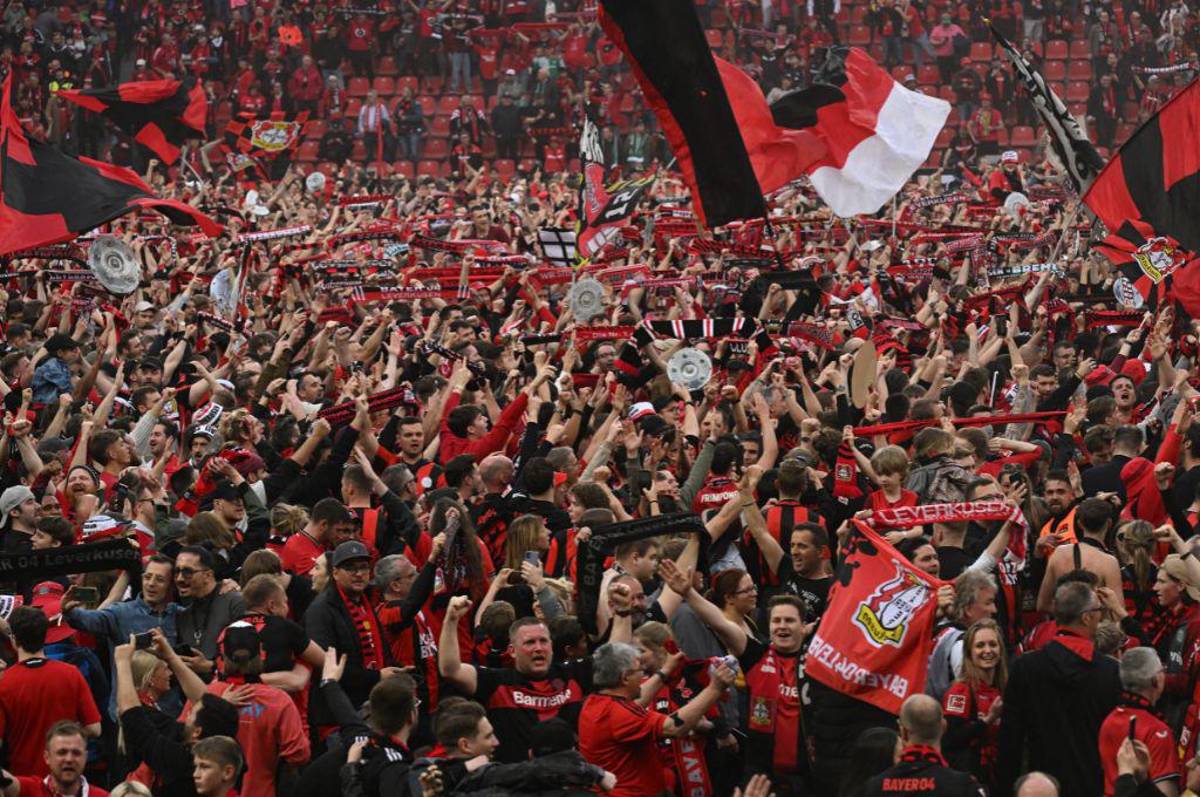 Fotos: Xabi Alonso se ‘hunde’ en el alcohol y la loca invasión de la afición del Bayer Leverkusen tras quedar campeones