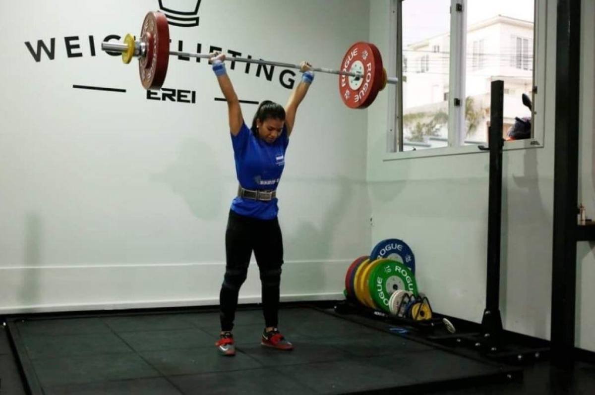 Sofia Aleman en uno de sus entrenamientos de levantamiento de pesas.