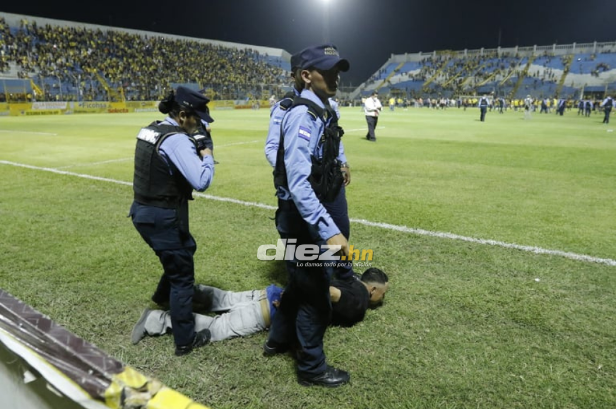 Las fotos del drama en el Morazán: Jhow Benavídez pidiendo calma, policía y aficionados heridos en el Clásico Real España-Marathón