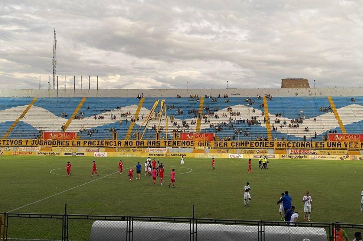 “La paciencia no da más”: El mensaje de la barra de Real España en una manta dirigido a directivos y jugadores