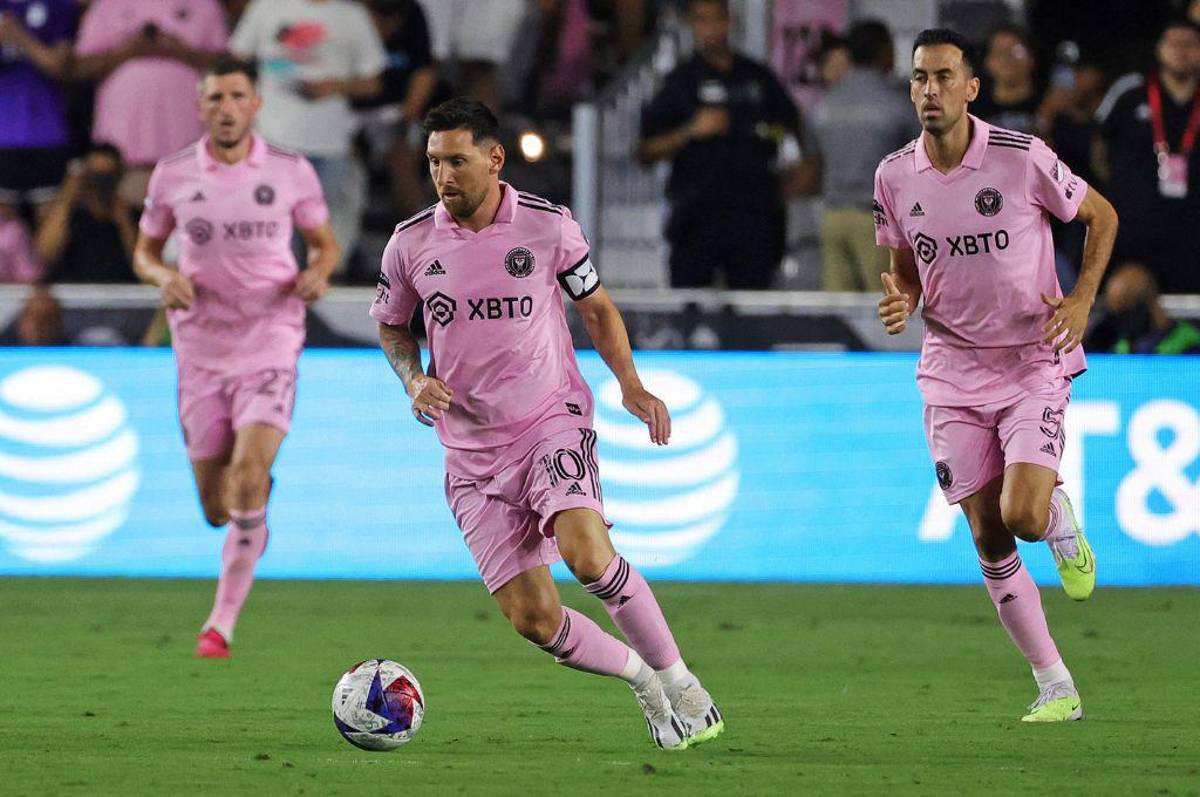 Así fue el debut de Messi con el Inter Miami ante Cruz Azul: Abrazo con una leyenda, el gesto del capitán y golazo de tiro libre