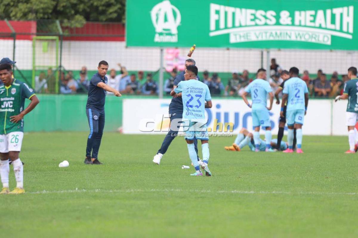 Lo que no se vio en TV: Tristeza y llanto en Marathón, a Diego Vázquez le tiraron de todo y así reaccionó el DT de Motagua