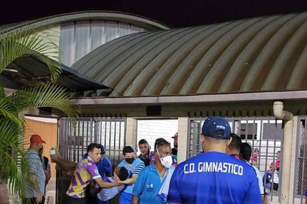 ¡Tremendo susto! Futbolista de la Liga de Ascenso de Honduras se desmaya en el estadio Emilio Larach