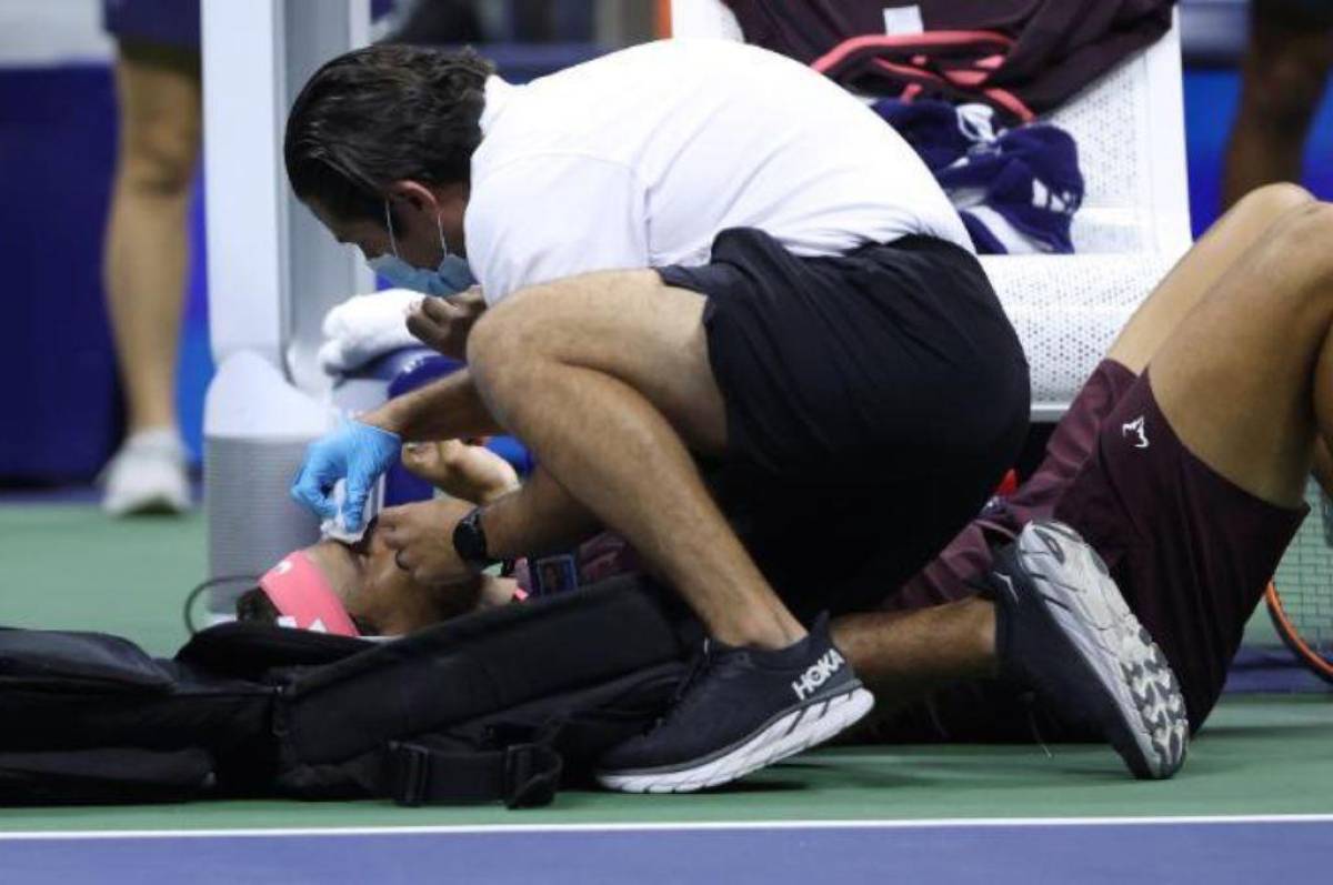 Rafael Nadal sufrió un pequeño accidente durante el juego, el tenista tuvo un golpe con su raqueta en su cara.