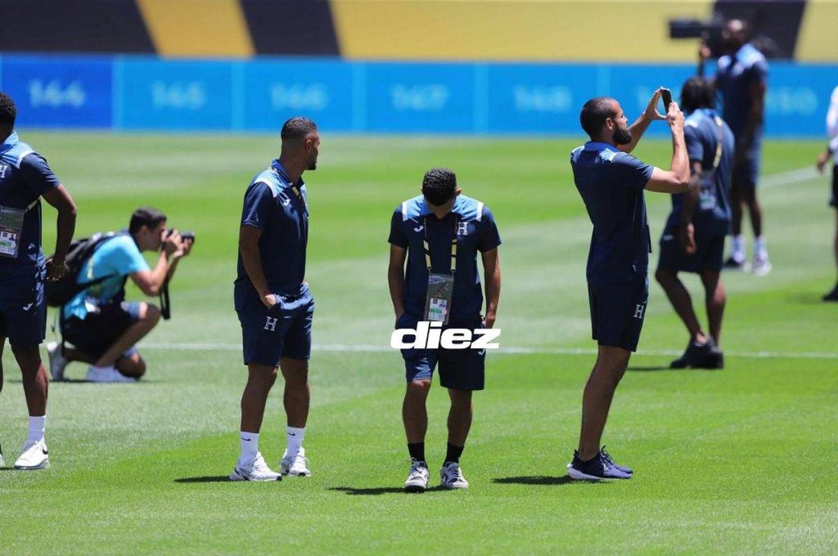 Rueda sorprende y se pasea descalzo por el césped del Live’s Stadium al estilo de Luis Enrique previo al duelo contra México