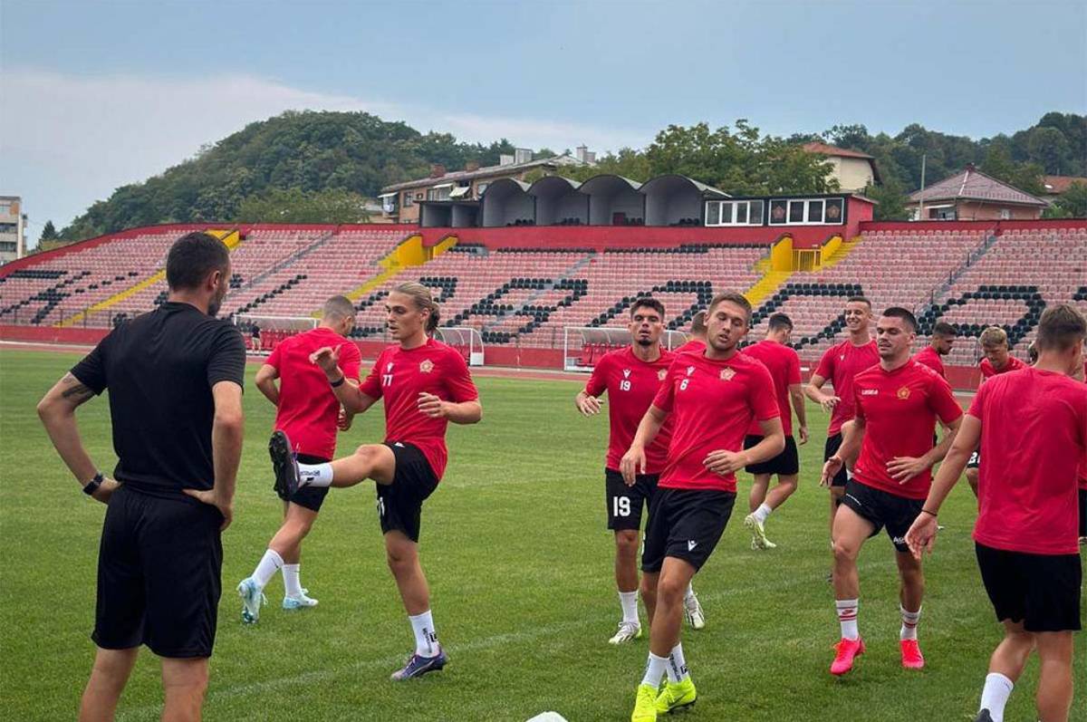 Locura en liga de Europa: Presidente del club despide al entrenador y a toda la plantilla a mitad de temporada