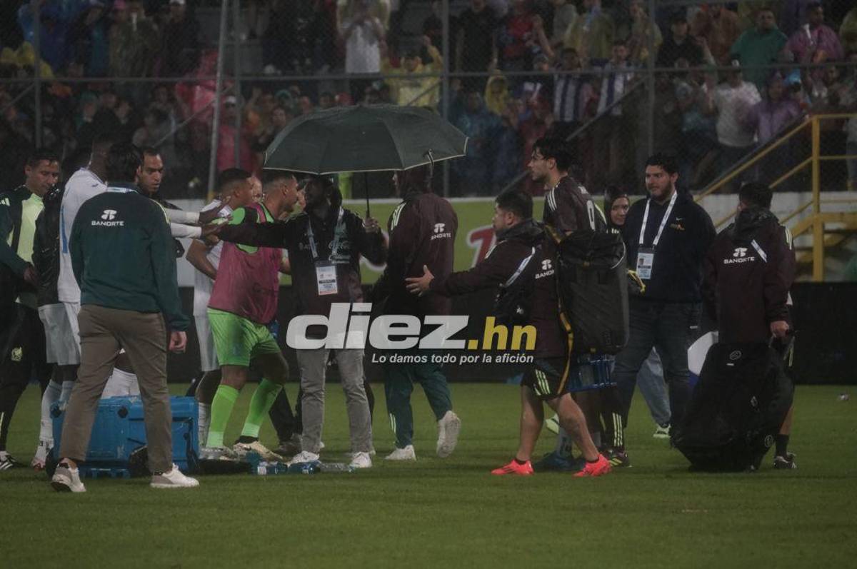 Bronca entre jugadores, el festejo de Honduras tras vencer a México y el feo gesto de Javier Aguirre, quien sufrió un corte en la cabeza