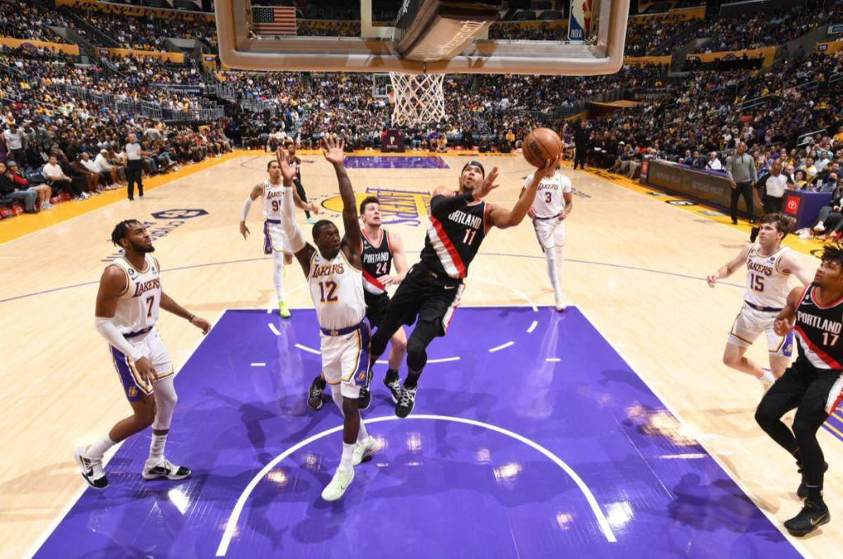 NBA: Los Lakers siguen sin conocer la victoria y encajan su tercera derrota ante los Blazers de Lillard