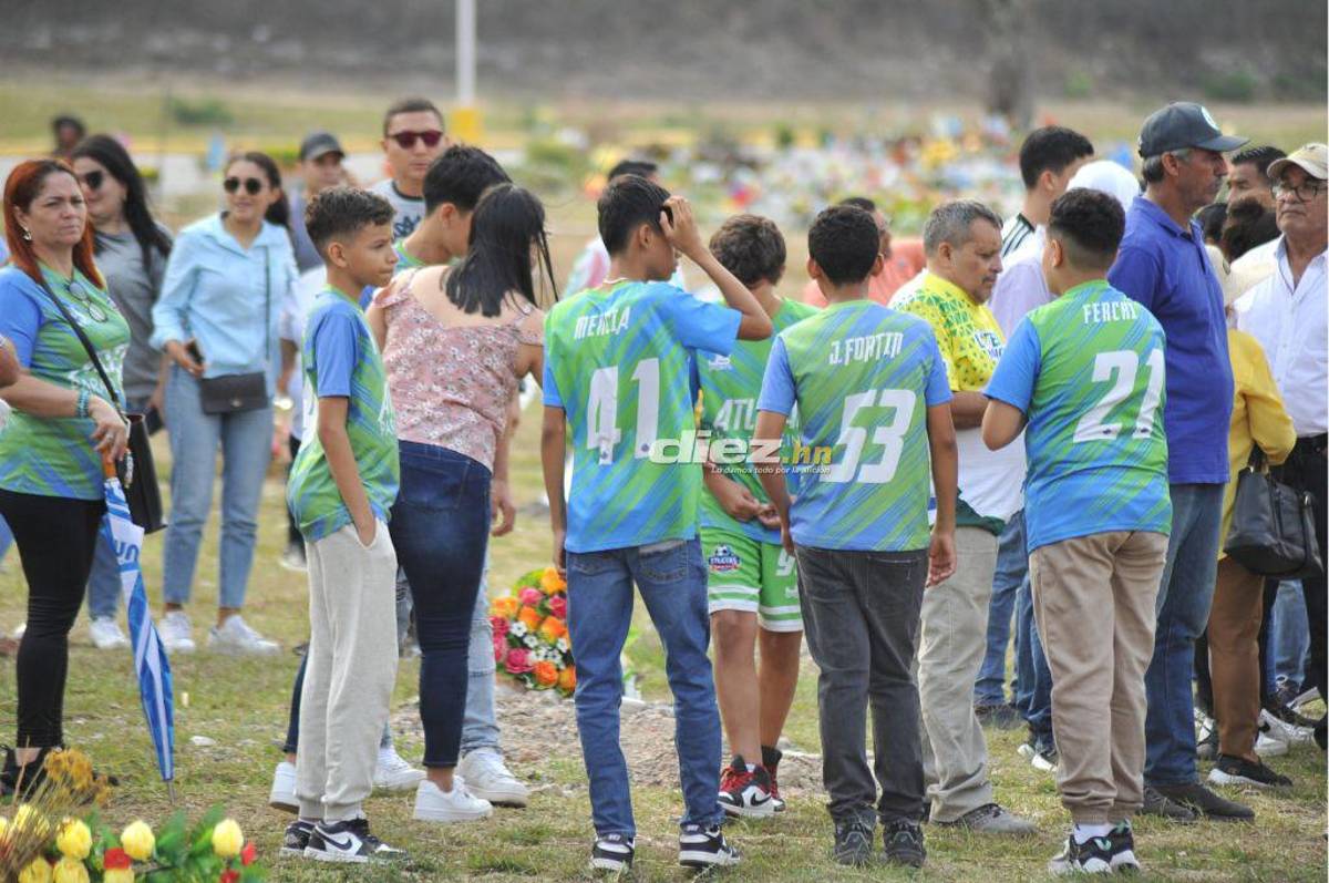 Desgarrador adiós: Rubén Matamoros llegó en silla de ruedas a enterrar a su hijo de 12 años y así recibió el respaldo