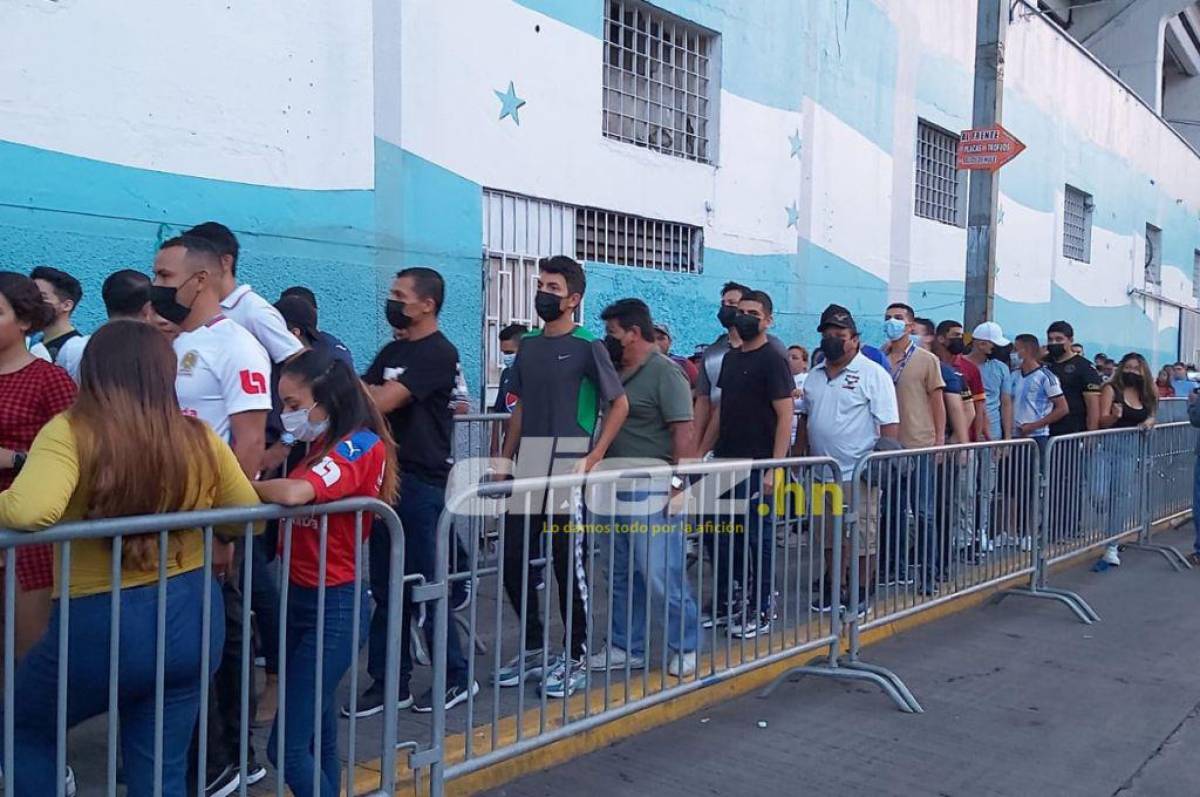 Así se vivió el ambientazo en el estadio Nacional Chelato Uclés por el Motagua-Olimpia de la Liga Concacaf