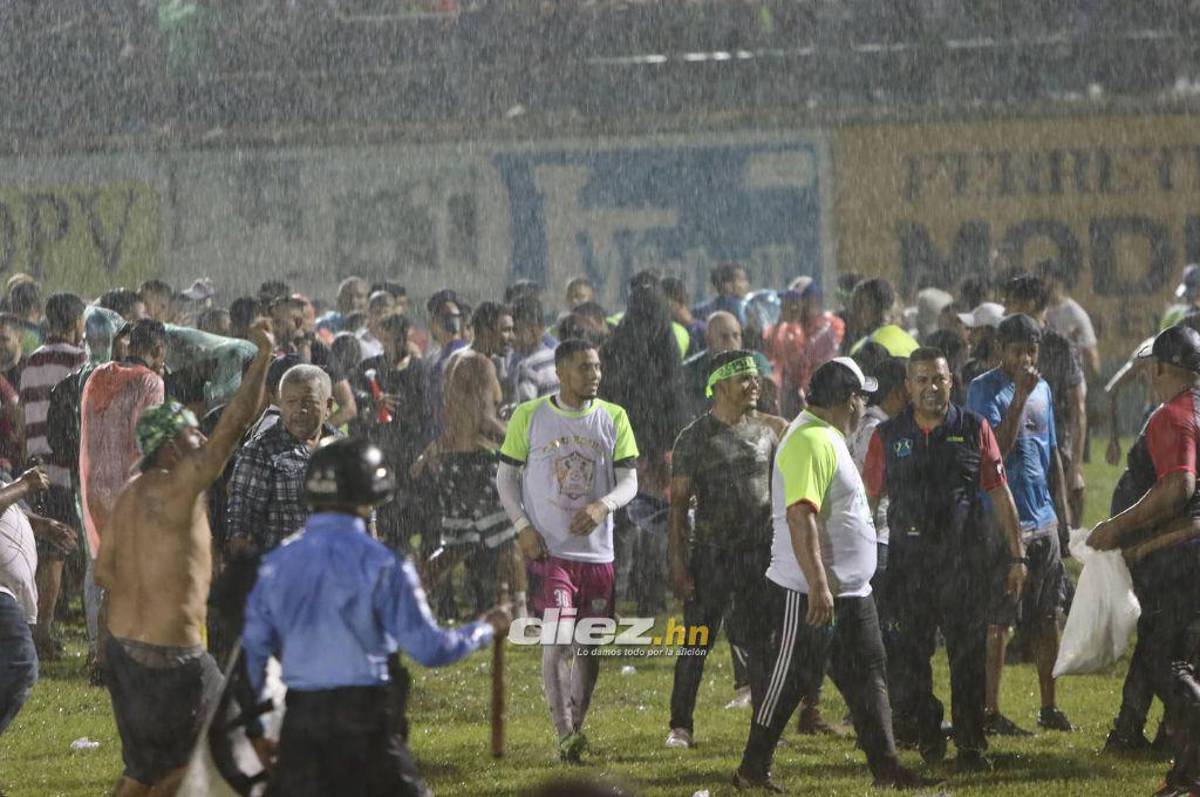 ¡Locura total! Invasión de aficionados y tristeza de Lone: Así celebró el ascenso a Liga Nacional el Olancho FC