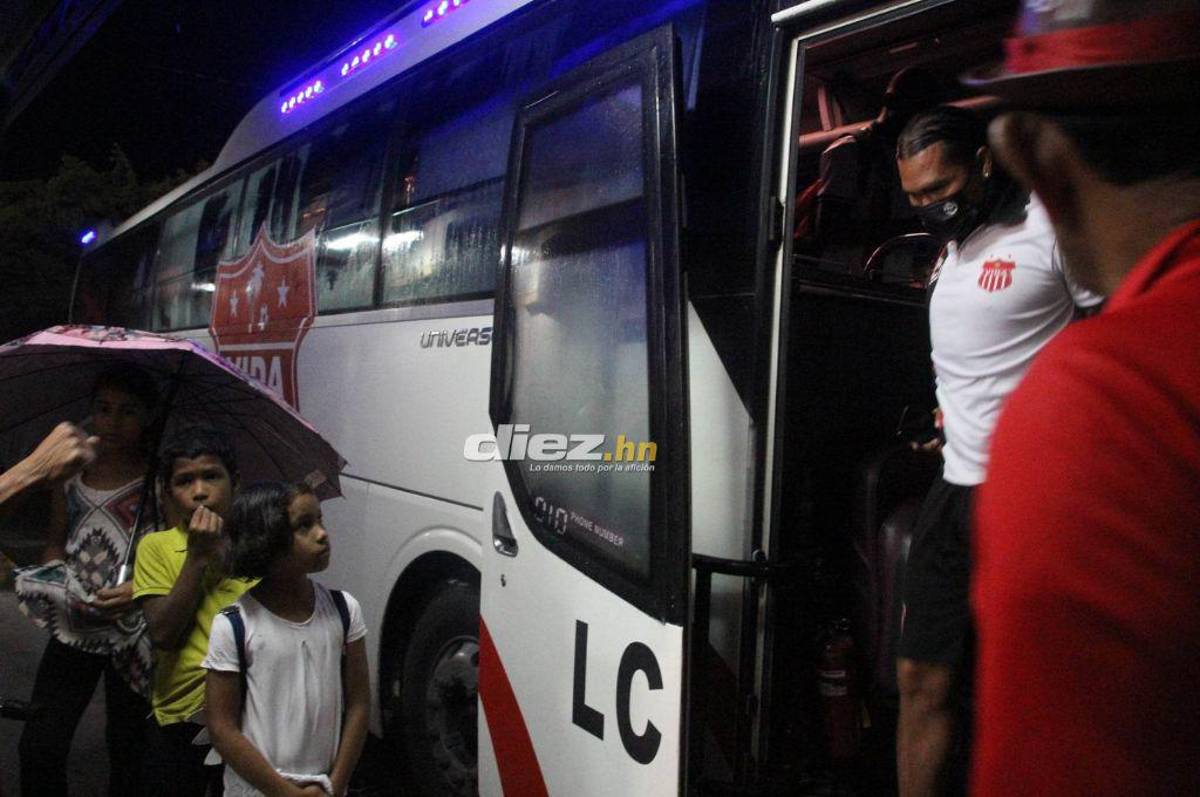 NO SE VIO EN TV: El cariño de Troglio a ex jugador de Olimpia, Gullit Peña causa furor y el regreso del ‘Doctor’