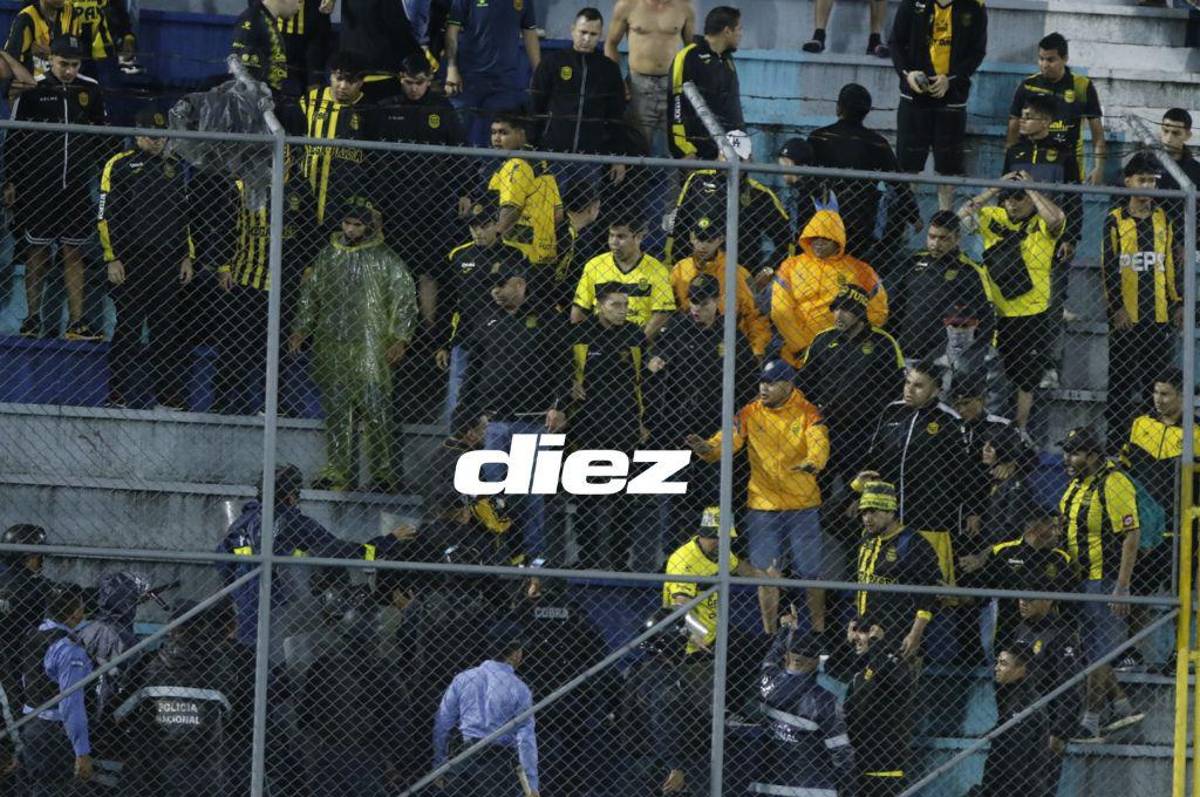 La triste imagen en el estadio Morazán, Real España estrenó uniforme y los incidentes de los aficionados con la Policía