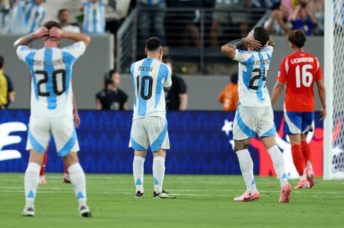 La polémica imagen del VAR en gol de Argentina ante Chile, la bronca de Messi con el árbitro y los masajes que ocupó