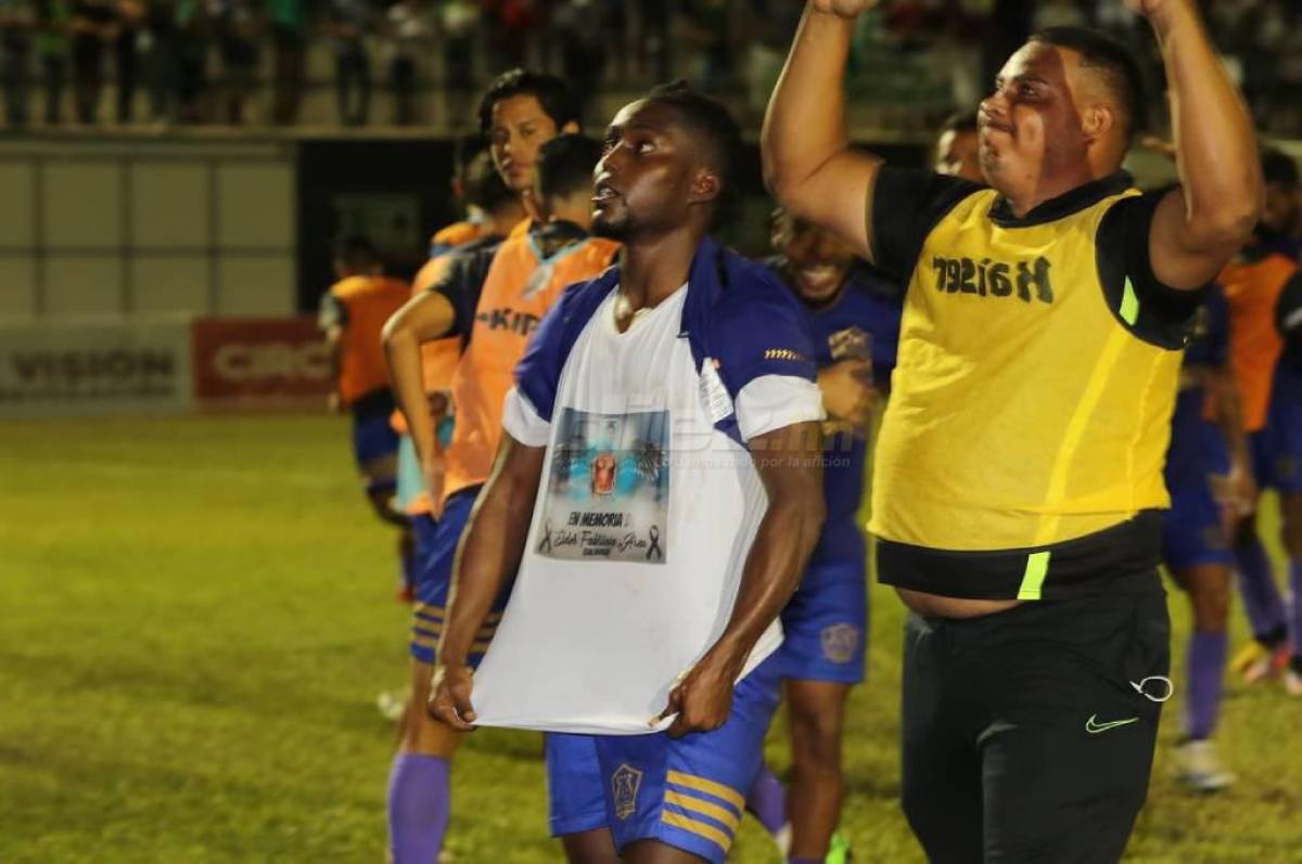 Así mostró Shalton Arzú la camisa en honor a su hermano menor recién fallecido.