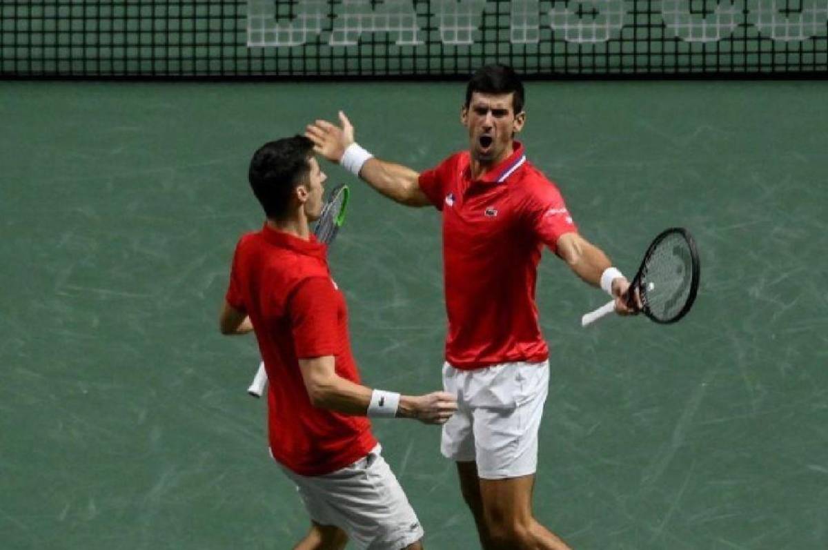 Novak Djokovic jugando para Serbia en la Copa Davis.