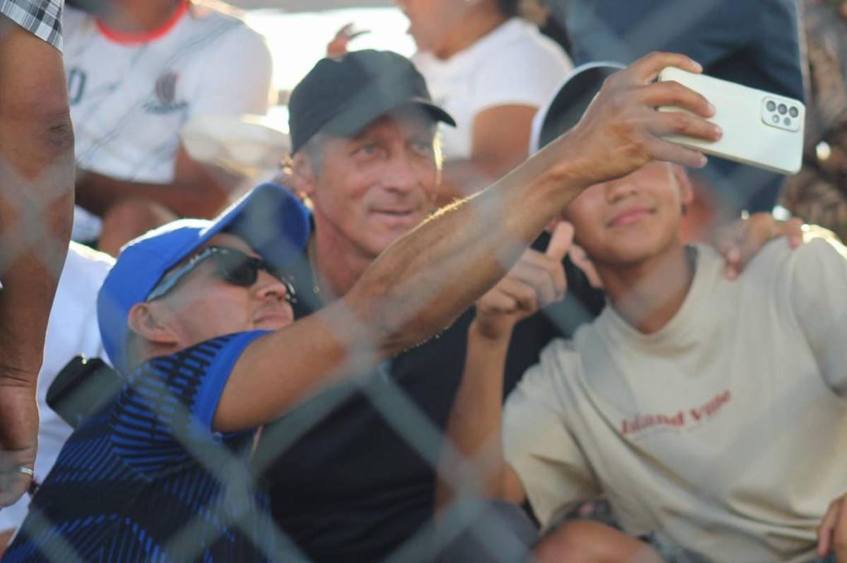 Pedro Troglio sorprende y aparece en partido de la Liga de Ascenso; ¿reclutando jugadores para Olimpia?